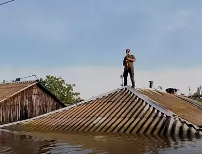 Непобедим дух: Саксофонист свири химна на Украйна на покрива на залята от водата къща (ВИДЕО)