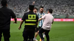 Скъпа прегръдка: Китайската полиция наказа фена, който нахлу, за да гушне Лео Меси