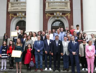 Нови химни за седем български училища и стотици усмивки озариха Празничния концерт за малки и големи „Светилник“