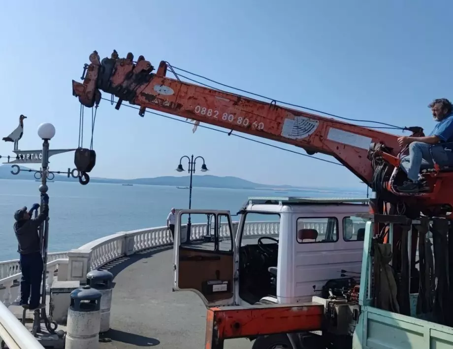 Демонтираха ветропоказателят с гларуса в Бургас заради ремонт