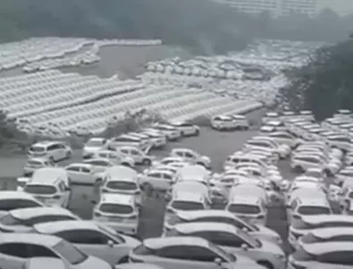 Хиляди нови електромобили гният в полета в Китай (ВИДЕО)