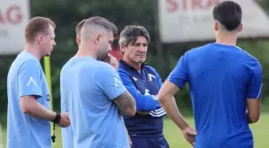 Валери Божинов вместо Николай Михайлов за начало на подготовката в Левски