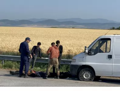 Задържаха близо 40 нелегални мигранти край София
