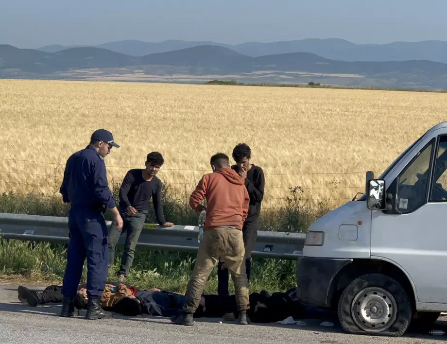 Кола с нелегални мигранти катастрофира на АМ"Тракия"
