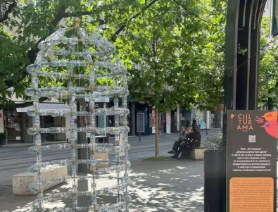 Lidl представя иновативна инсталация „Златна клетка за пластмаса“ в центъра на София