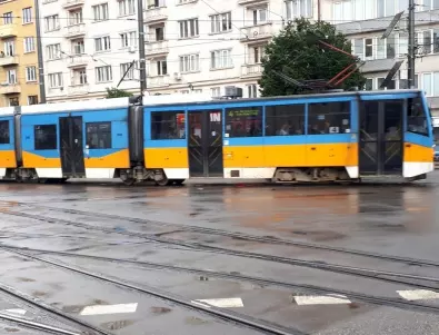 Момче падна под колелата на трамвай в центъра на София