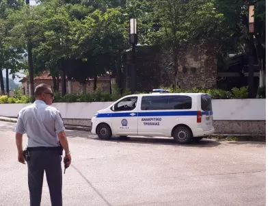 Отцепиха района: Мъж се барикадира в Атина