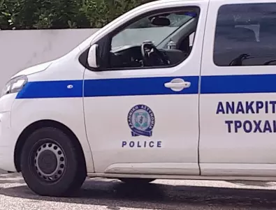 Полицията на крак: Мъж взе заложници в Гърция (ВИДЕО) 
