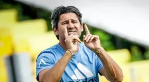 Николай Костов отправил забележка към халфовете на Левски