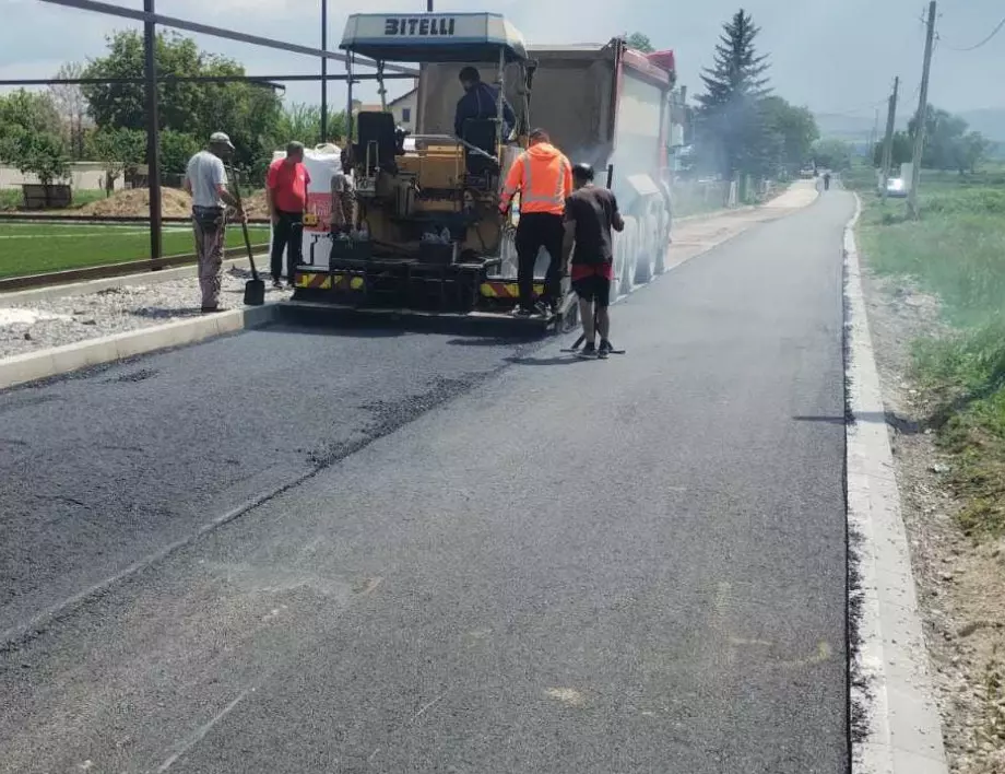 Приключи асфалтирането на улица в село до община Елин Пелин