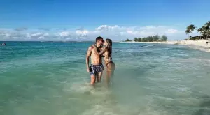 (18+) Като цар в морето: Тео бе дарен с... фелацио от секси татуистка? (СНИМКИ)