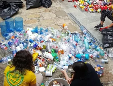 Зелените герои: Как доброволци променят света, рециклирайки пластмаса (ВИДЕО)