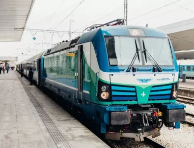 Тежка катастрофа: Влак отнесе кола на жп прелез в Добрич, има пострадали (СНИМКА)