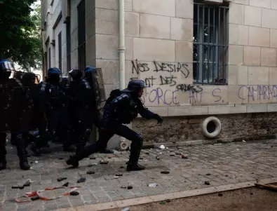 Разполагат 40 000 полицаи в цяла Франция, Макрон не иска бунтове като през 2005 г. (ВИДЕА)