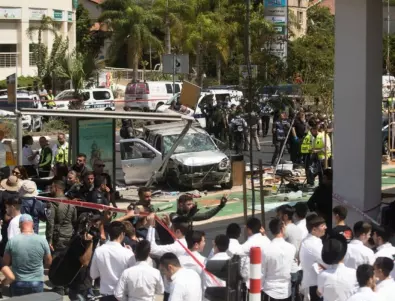 Палестинско отмъщение: Мъж се вряза с колата си в тълпа в Тел Авив (ВИДЕА)