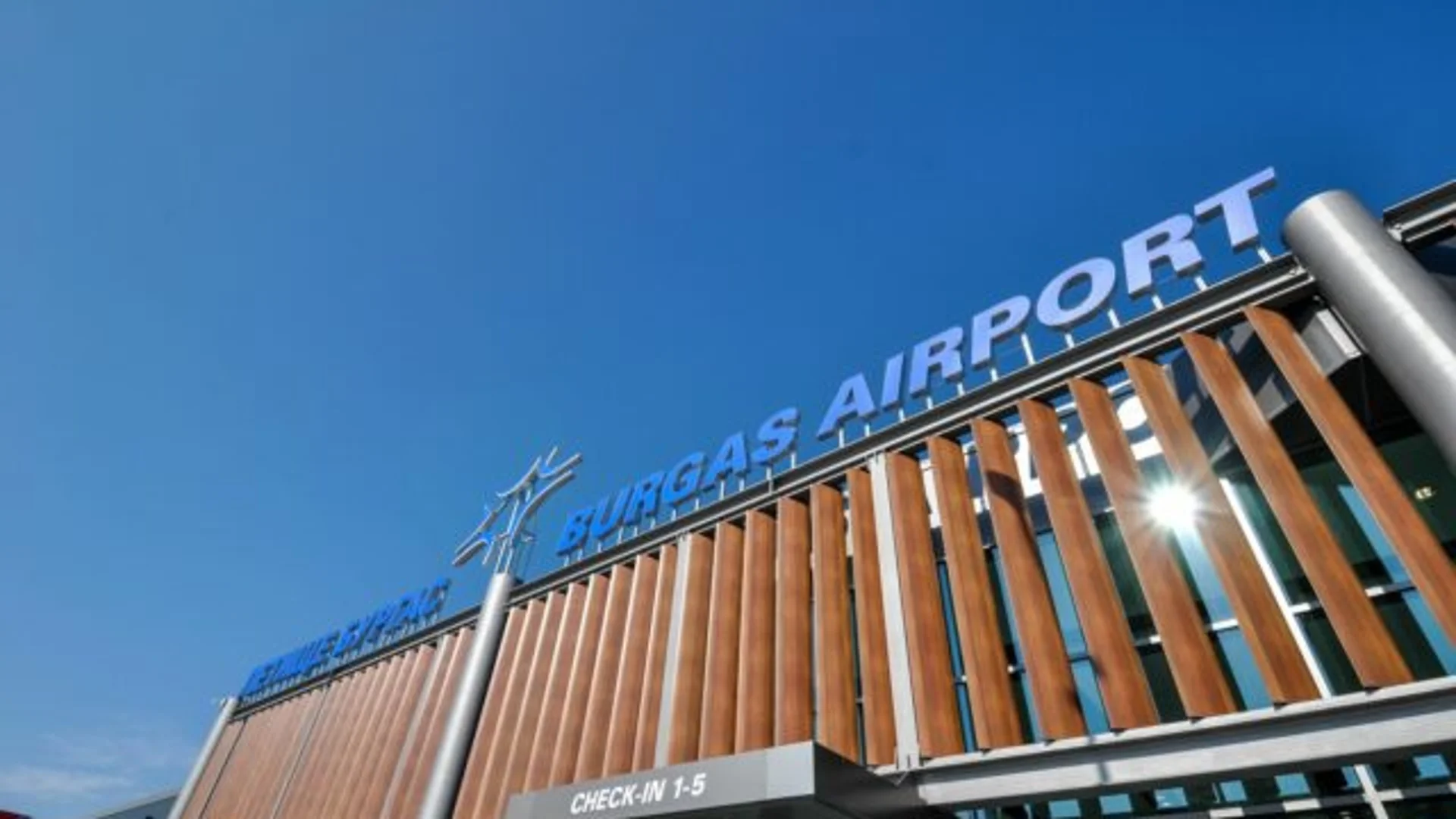 Затварят летище Бургас за почти месец