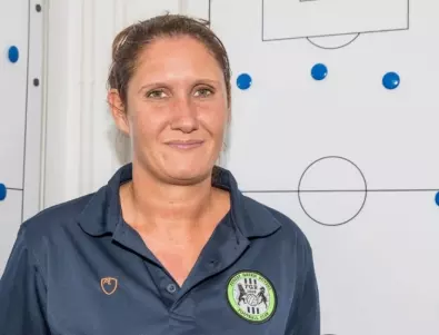 Първата жена начело на футболен отбор в Англия бе уволнена след 2 седмици