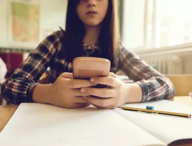 Варненско училище забрани телефоните в часовете, но и в междучасията