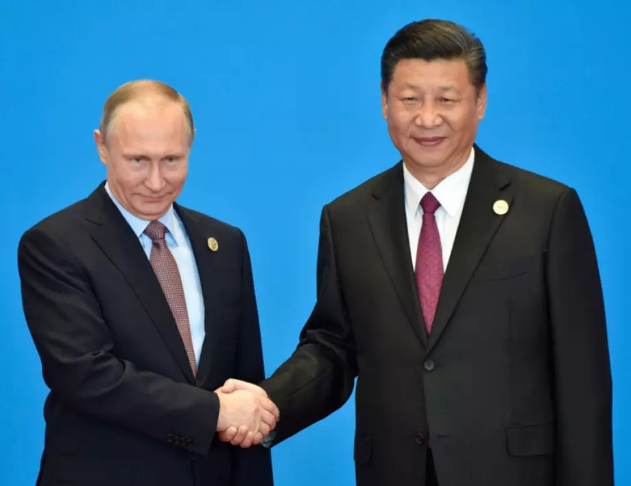С военни фойерверки Си Дзинпин ласкае Путин: Готви ли се имперска изненада и за кого?