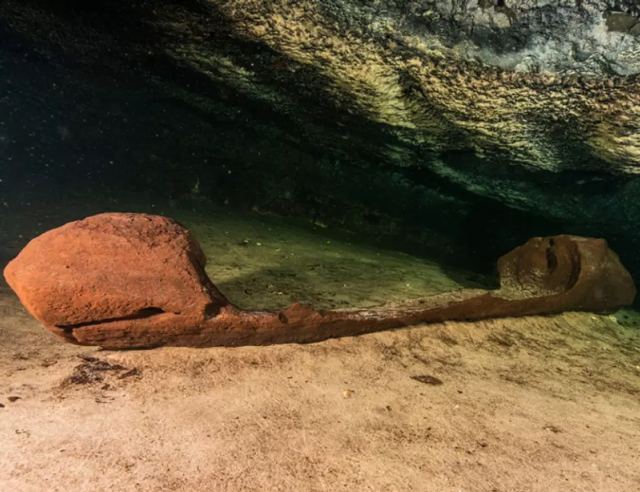 Лодка за оня свят: В подводна пещера сред кости е открито кану на маите