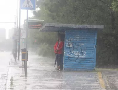 Пороен дъжд разхлади столицата закратко (СНИМКИ)