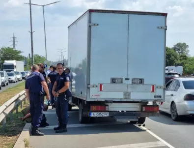 Заловиха камион със 70 нелегални мигранти на АМ „Тракия”