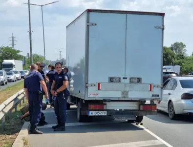 Заловиха над 40 нелегални мигранти в камион в Бургас