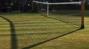 1, 2, 3 - шоу на Уимбълдън: Топката тупна три пъти върху филето на мрежата, преди да падне (ВИДЕО)