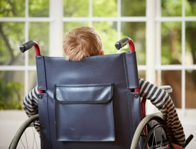 Дете остана без инвалидна количка, защото НЗОК не чете правилно законите (ДОКУМЕНТ)