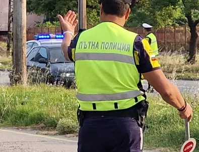 Без книжка: Шофьор избяга от полицията и блъсна колата си