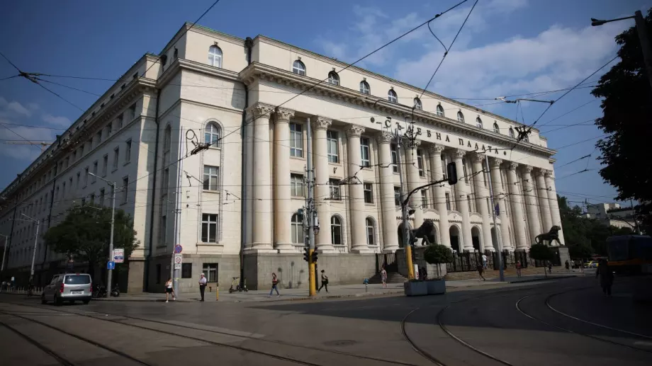 Софийският градски съд раздели с решението си бащата и сина, обвинявани във взет подкуп 