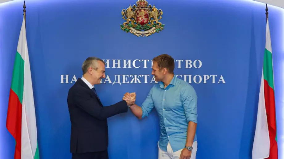 Министър Илиев най-сетне се зае да решава един от скандалите в българския футбол