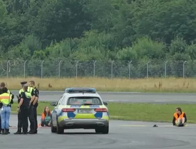 Активисти се залепиха на пистите на две германски летища (ВИДЕО)  
