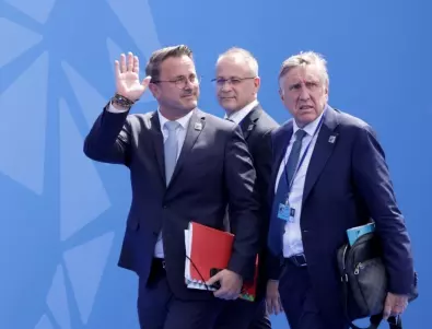Делегацията на Люксембург дойде на срещата на НАТО със самолет на Depeche Mode (СНИМКИ)