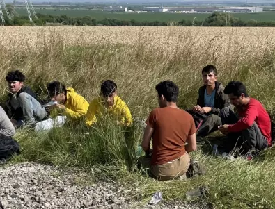 Задържаха мигранти в село Лозен край София, открити в микробус