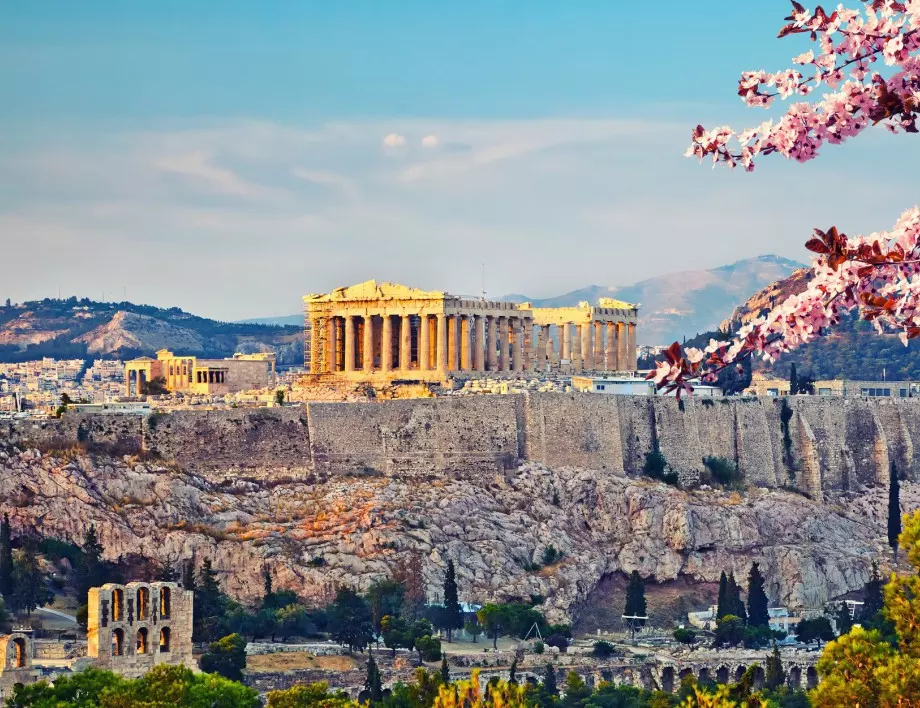Гърция ще повиши минималната заплата по-рано от предвиденото