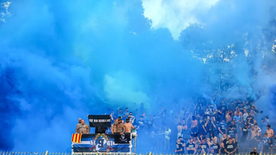 Въпреки победата: Феновете на Левски се сбиха в сектора, "сините" заплашени от УЕФА