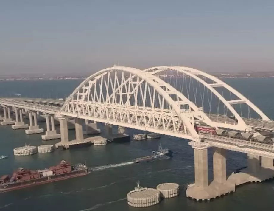 Русия пази с баржи Кримския мост от дронове (СНИМКИ)