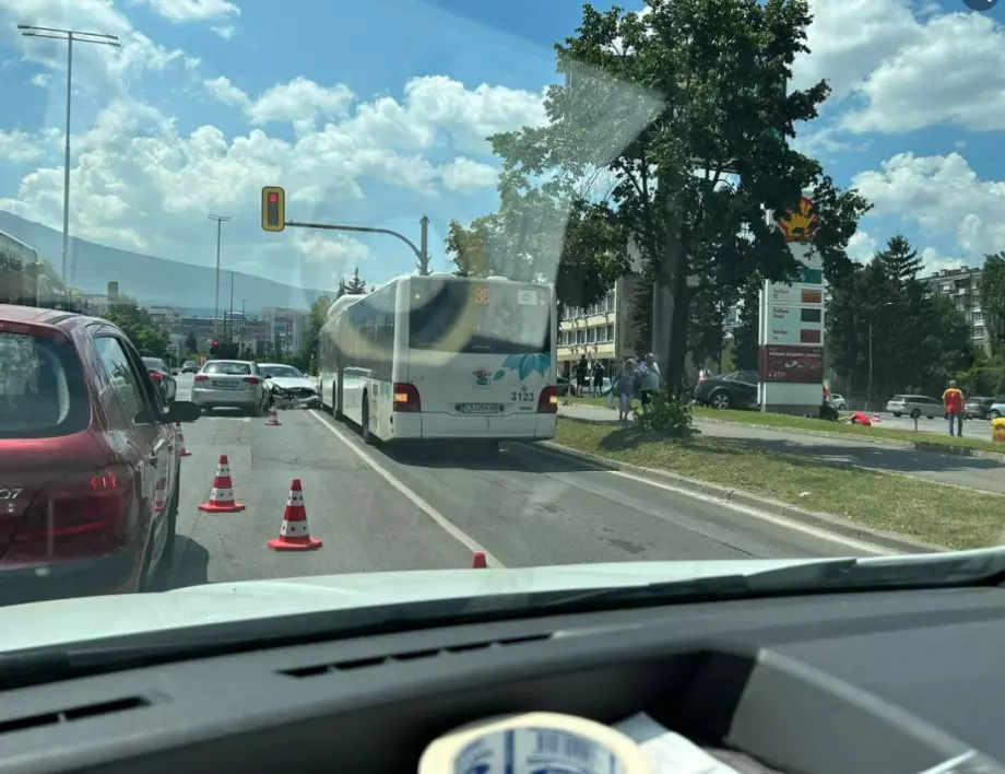 Верижна катастрофа с автобус в София