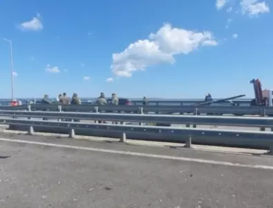 Защо руснаците пускат димна завеса на Кримския мост: Могат ли така да го спасят?