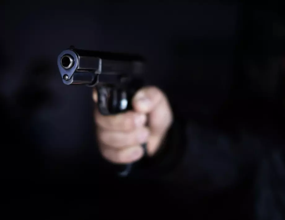 Полицаи опряха пистолет в главата на мигрант, за да го оберат
