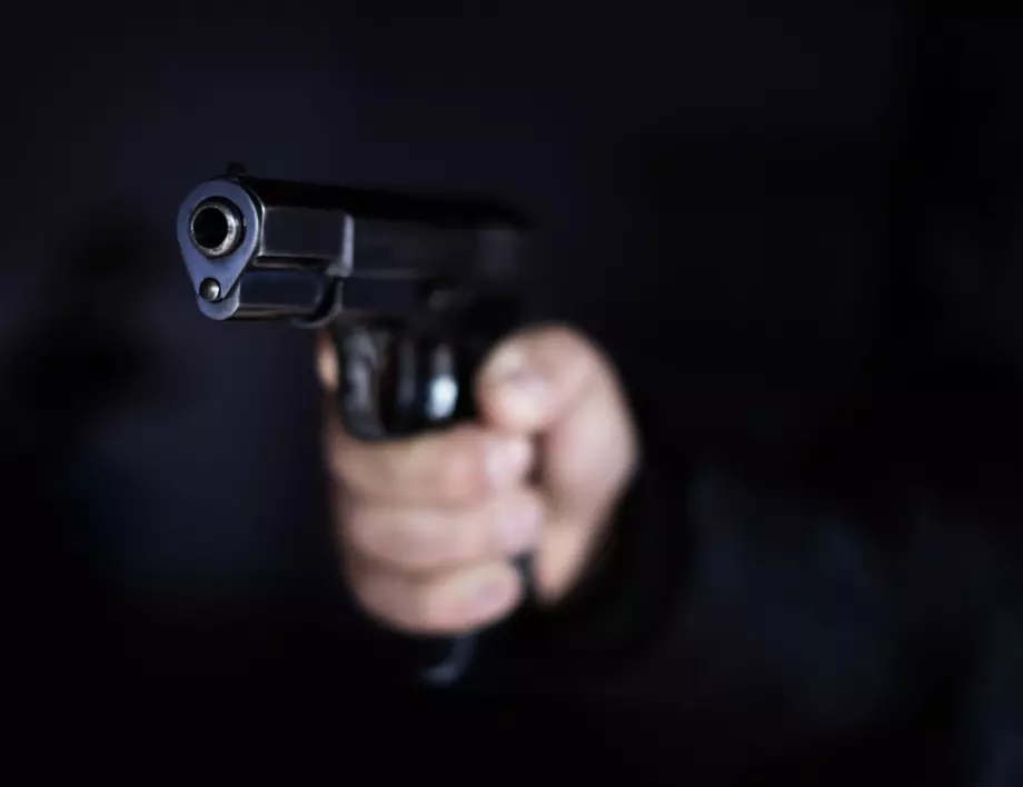 Мъж в Кюстендил "изяснил" отношенията си с непълнолетна чрез пистолет до главата ѝ