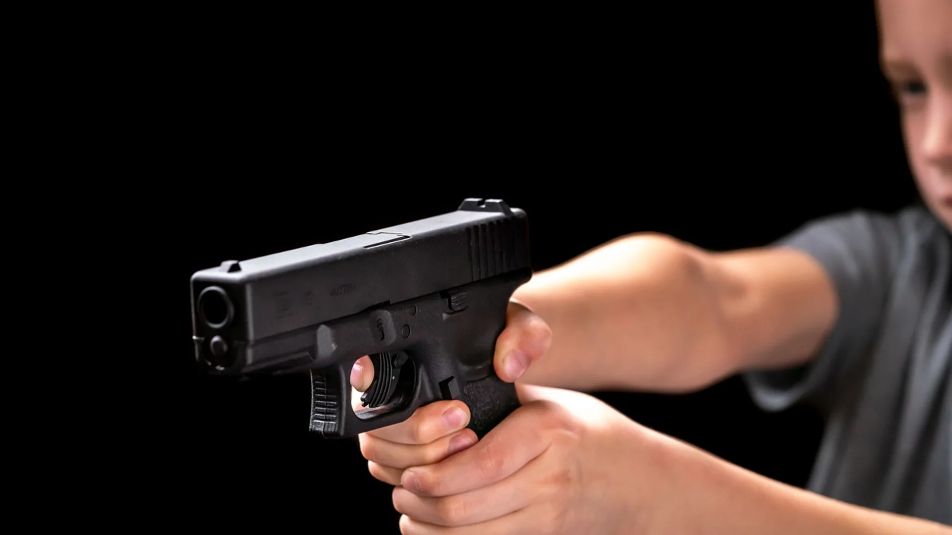 Непълнолетни стреляха с пистолет по коли и апартаменти в Плевен