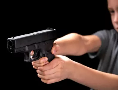 17-годишен заплаши с пистолет майка си в центъра на София