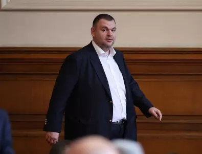 Делян Пеевски почерпи в парламента за рождения си ден (СНИМКА)