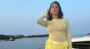 ВИДЕО: Мощна вълна събори Джорджина докато позира в изрязан бански