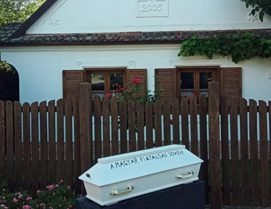 За приятеля на Путин: Поставиха детски ковчег пред дома на Виктор Орбан (СНИМКИ)