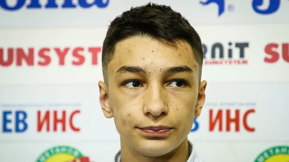 Ще играе ли синът на Владо Николов на Световното до 19 г. след срязването на ръката?