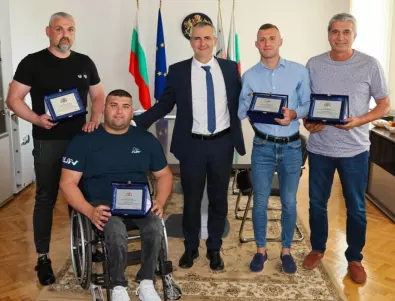 Министър Илиев удостои с плакети двама параолимпийци донесли злато на България