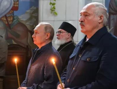 Путин и Лукашенко обикалят заедно мощи на светци с молба за победа на руската армия (СНИМКИ)